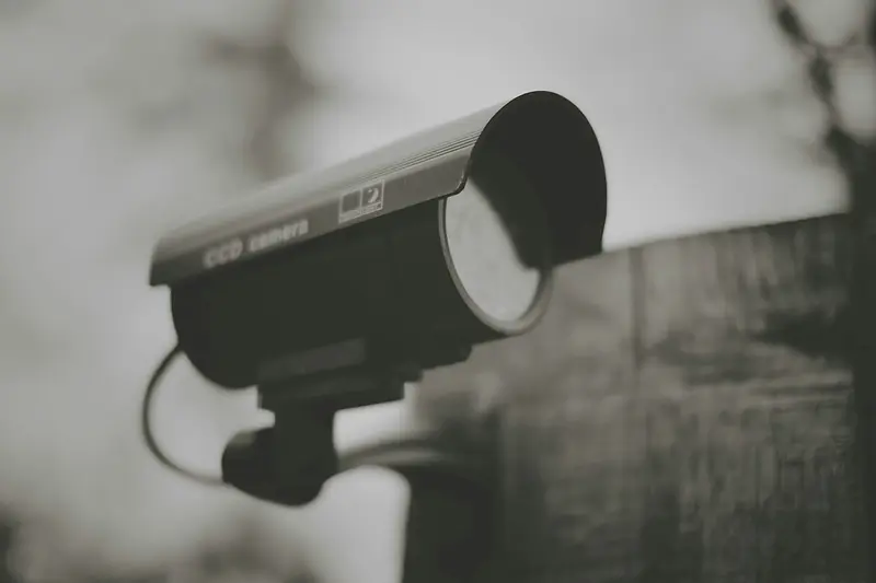 Caméra de surveillance fixée à un mur