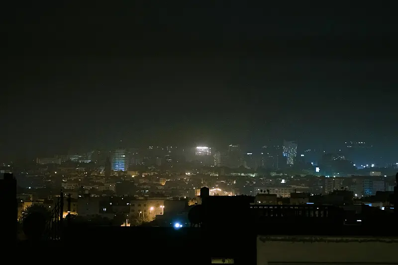 Une ville marocaine de nuit
