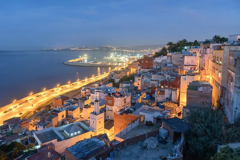 La baie de Tanger illuminée à la tombée de la nuit